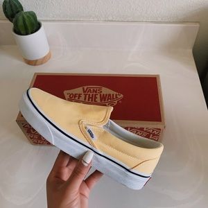 *NEW* Vans Slip-ons
Golden Haze / True White 💛🤍